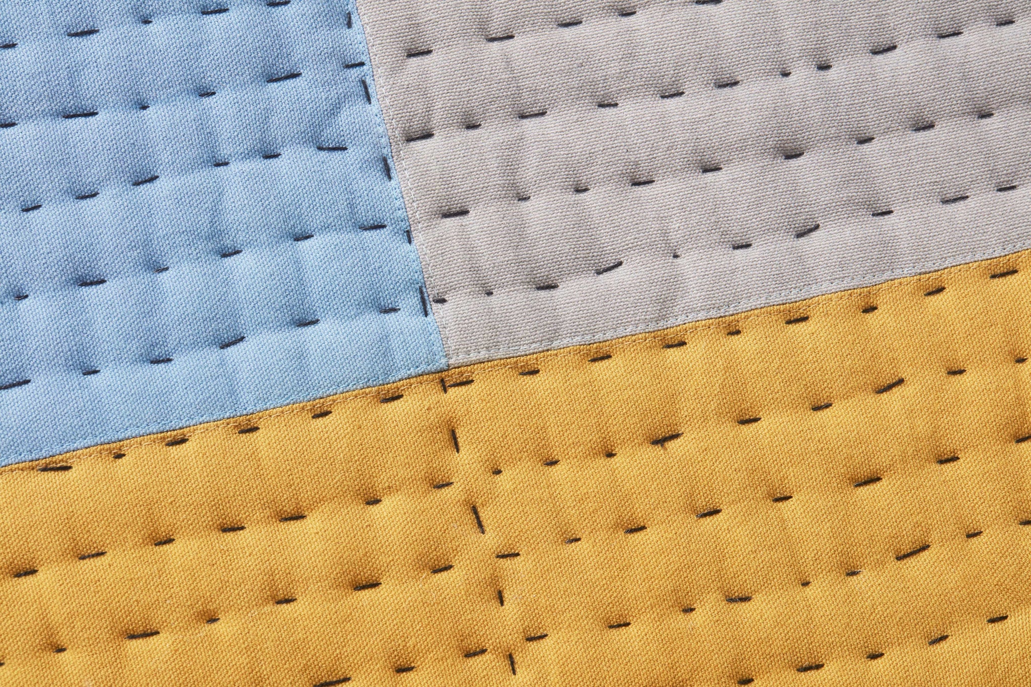 Side view of the Headline Gold / Grey artwork.