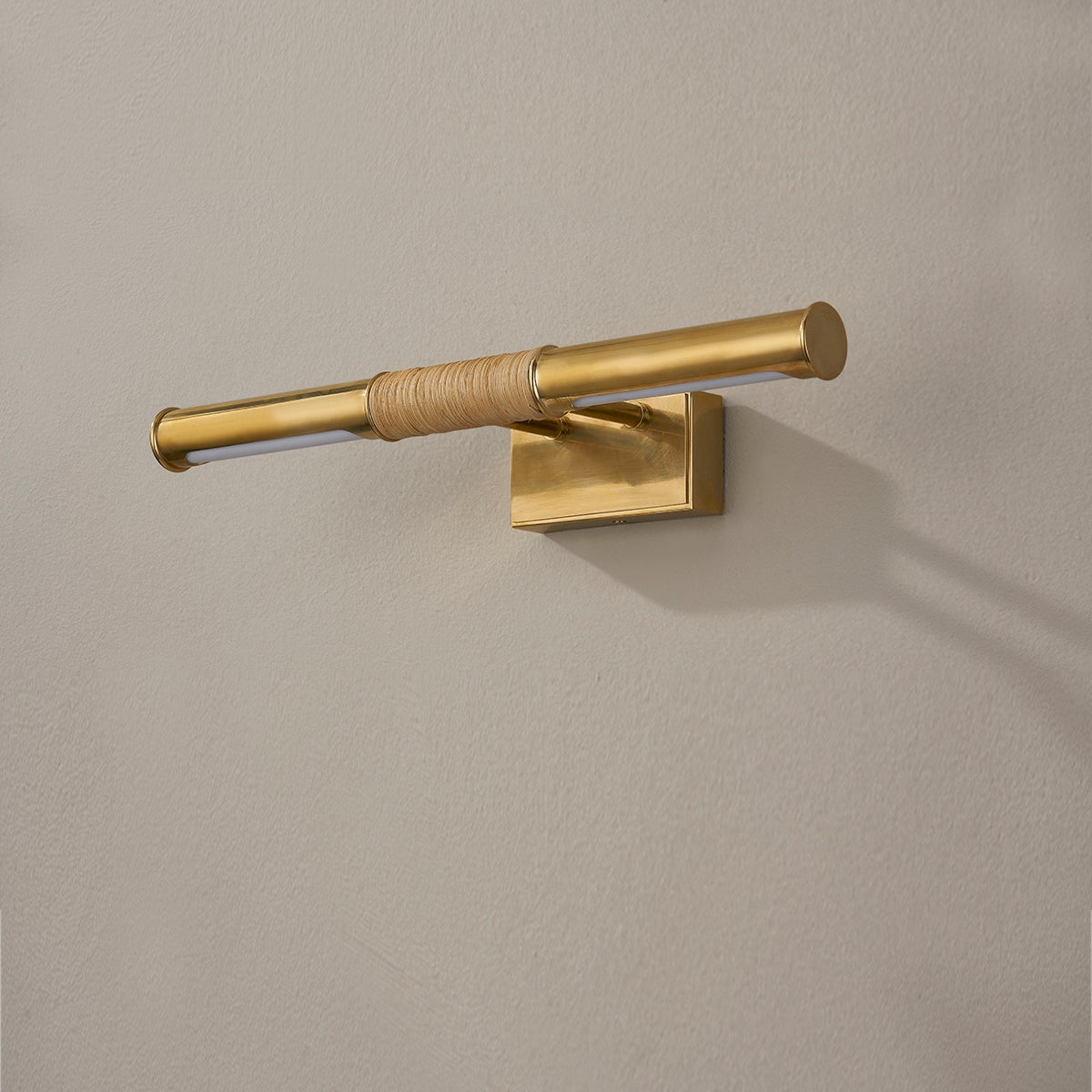 Hallstead Picture Light 18" in aged brass — a Hudson Valley picture light for gallery walls and reading nooks at Laurie Yapp Home.