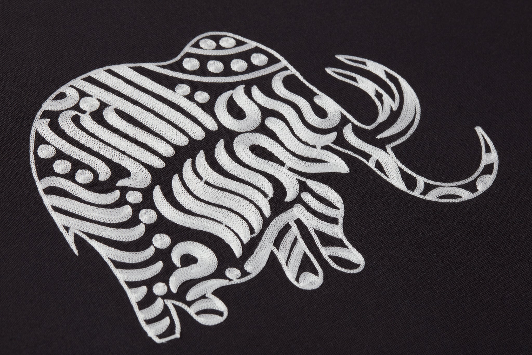Side view of the Giwa Black / Ivory artwork.