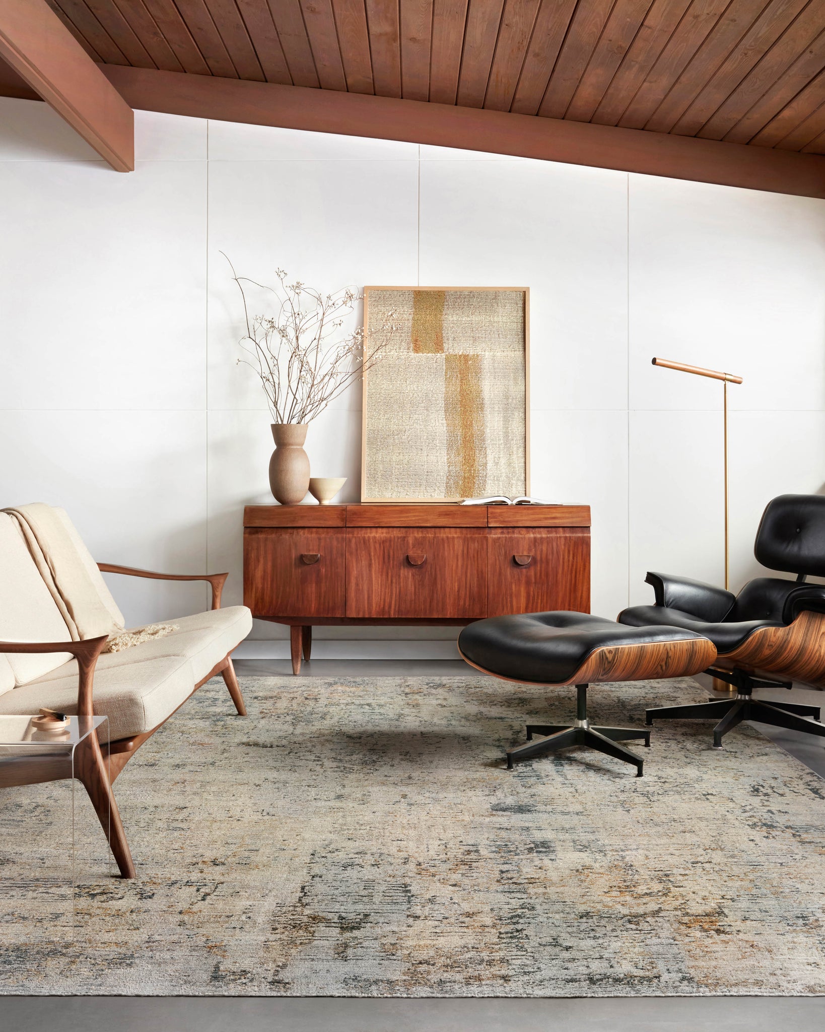 Side view of the Axel Beige / Sky rug.