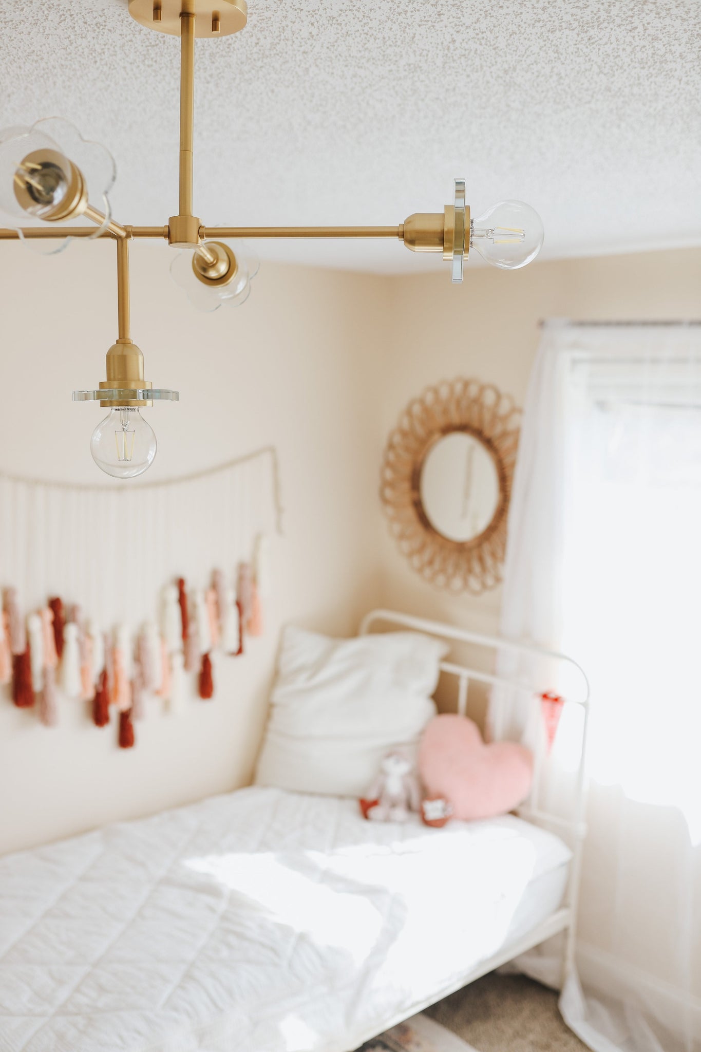 Alexa Chandelier 27.5" - Lifestyle [H357805-AGB]