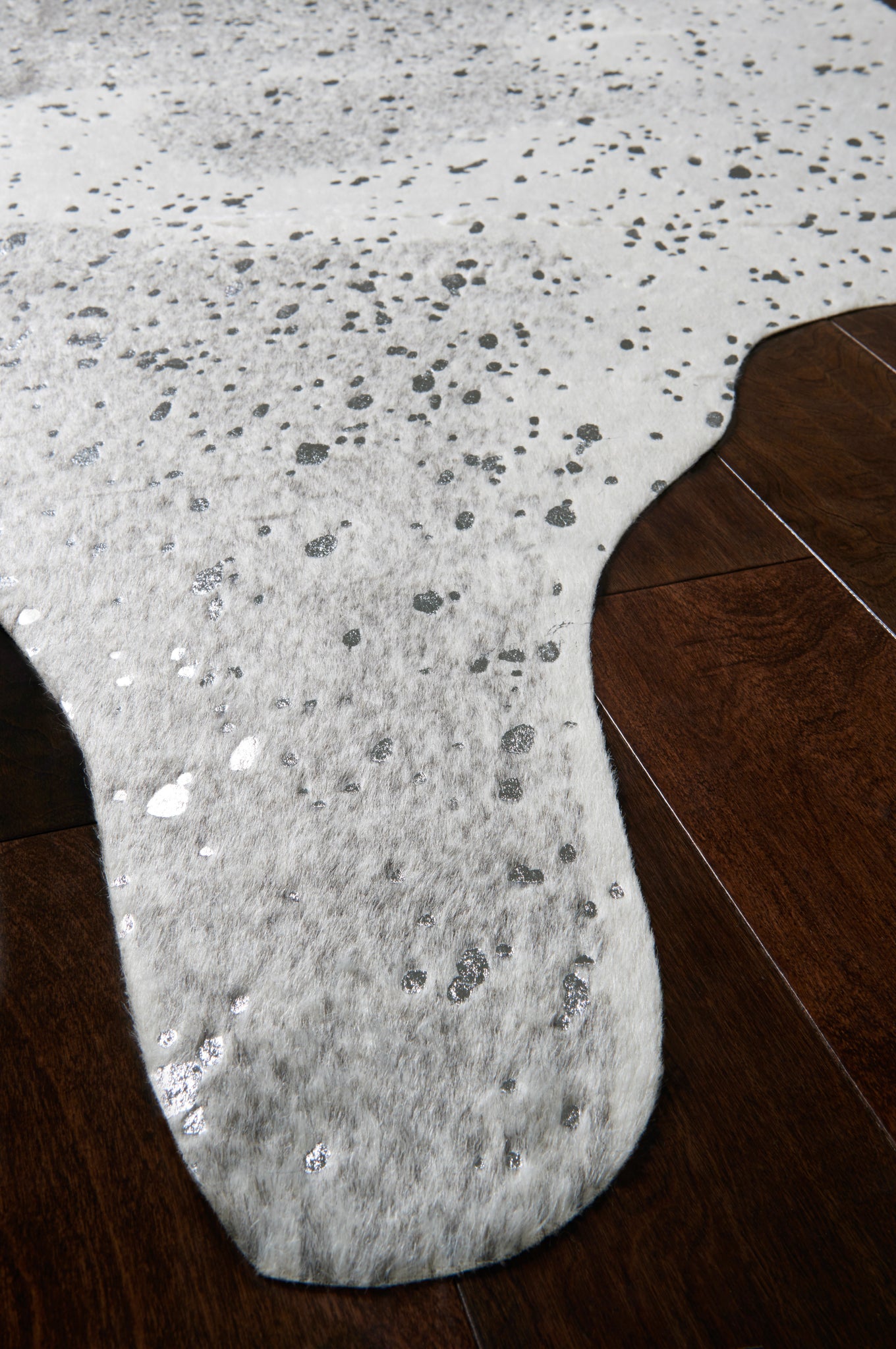 Side view of the Bryce Grey / Silver rug.