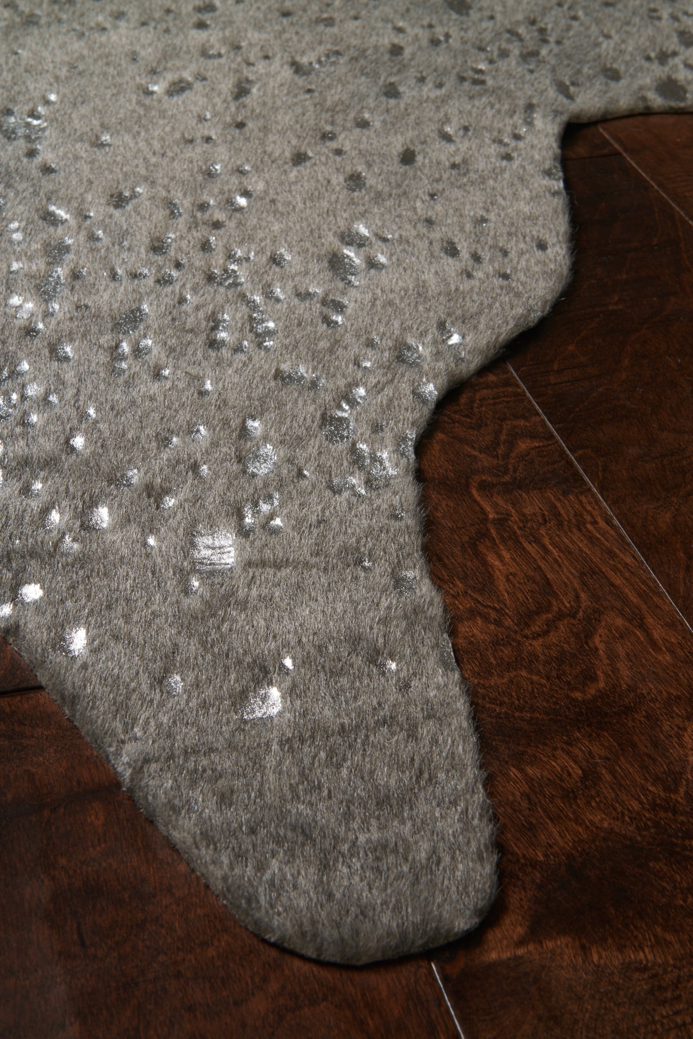 Side view of the Bryce Graphite / Silver rug.
