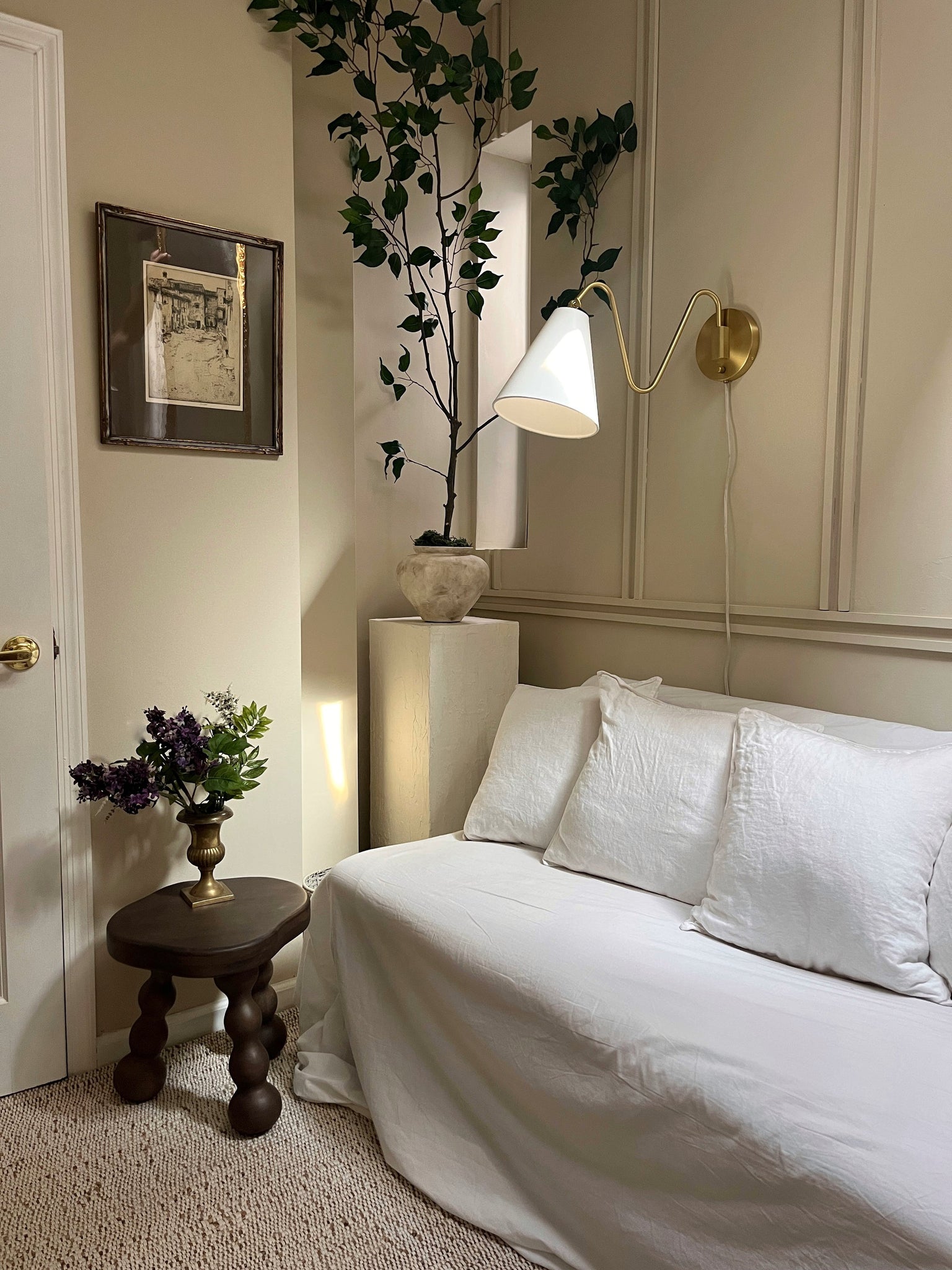 Onda Plug-In Sconce 9" - Lifestyle [HL699101-AGB]