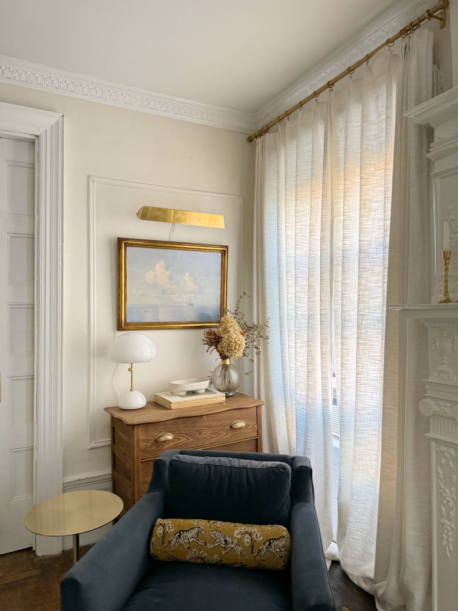 Priscilla Picture Light - Lifestyle [HL826103-AGB]