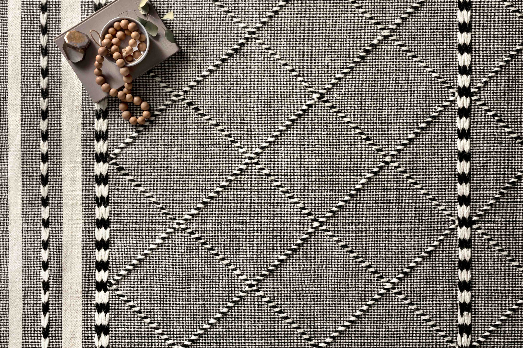 Sawyer Black shown from a different angle to reveal its pattern.