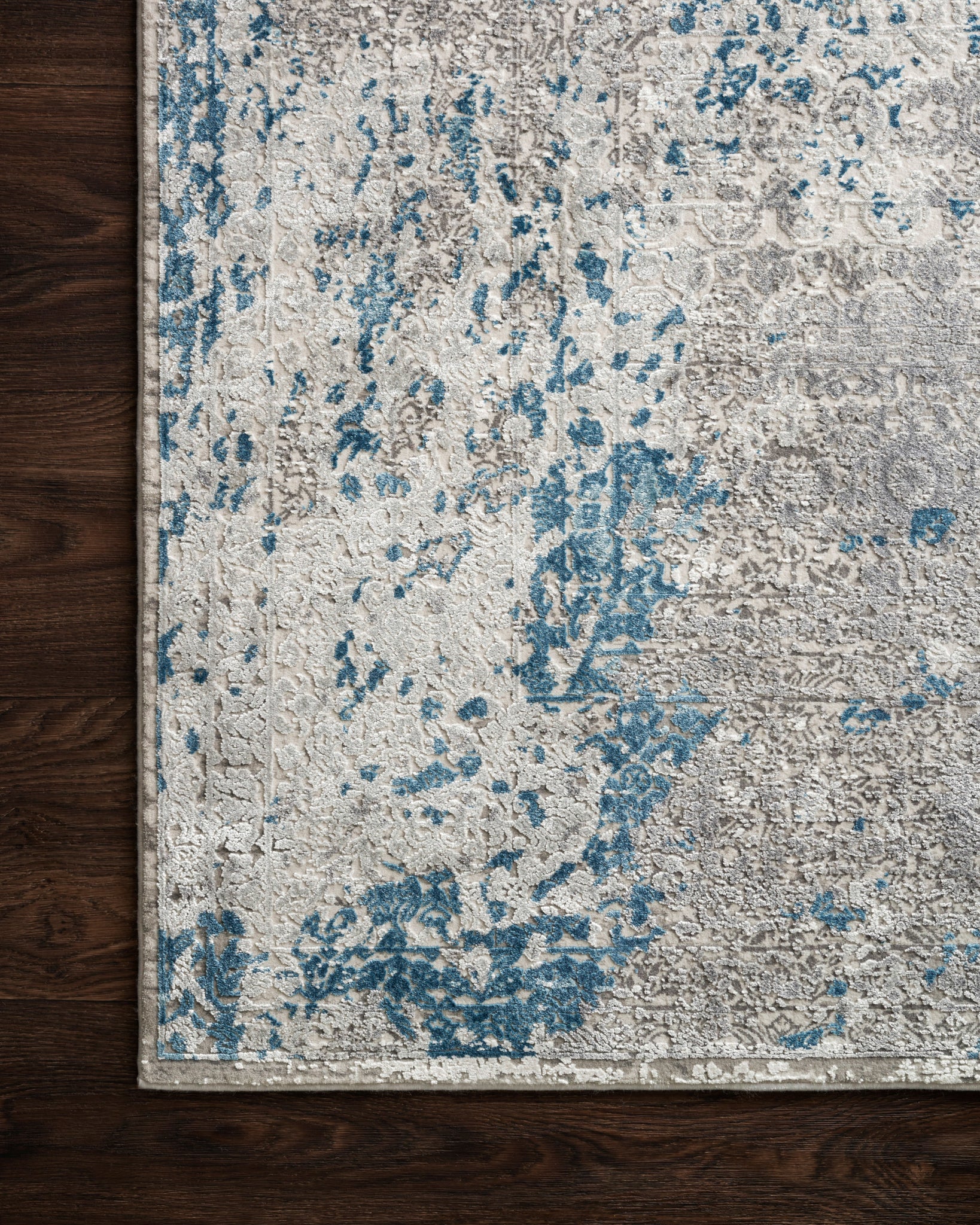 Side view of the Sienne Dove / Ocean rug.