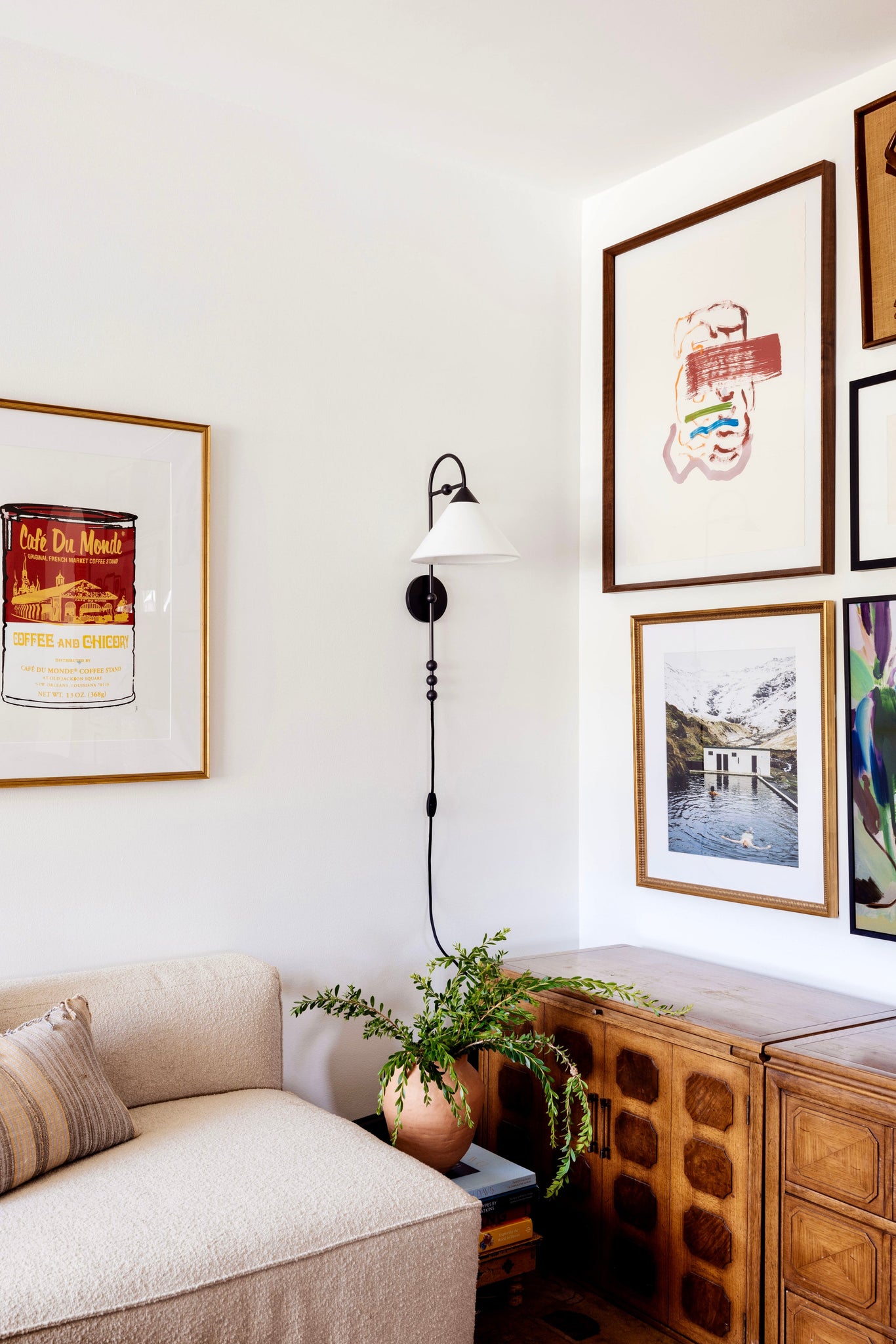 Sang Wall Sconce - Lifestyle [HL682201-OB]